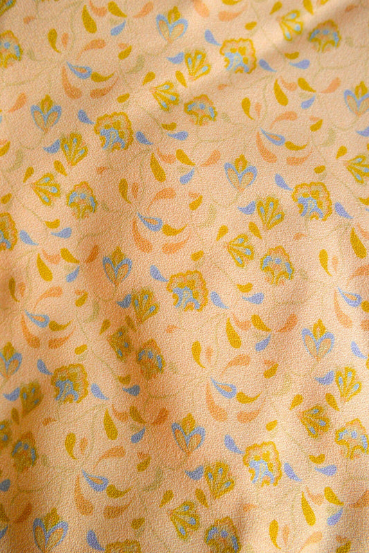 Héméra - Jupe portefeuille pêche à fleurs jaunes et bleues