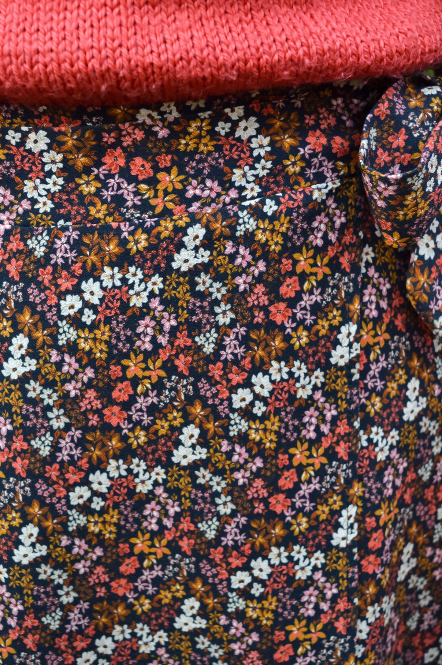 Héméra - Jupe portefeuille à fleurs rose, rouge et rouille