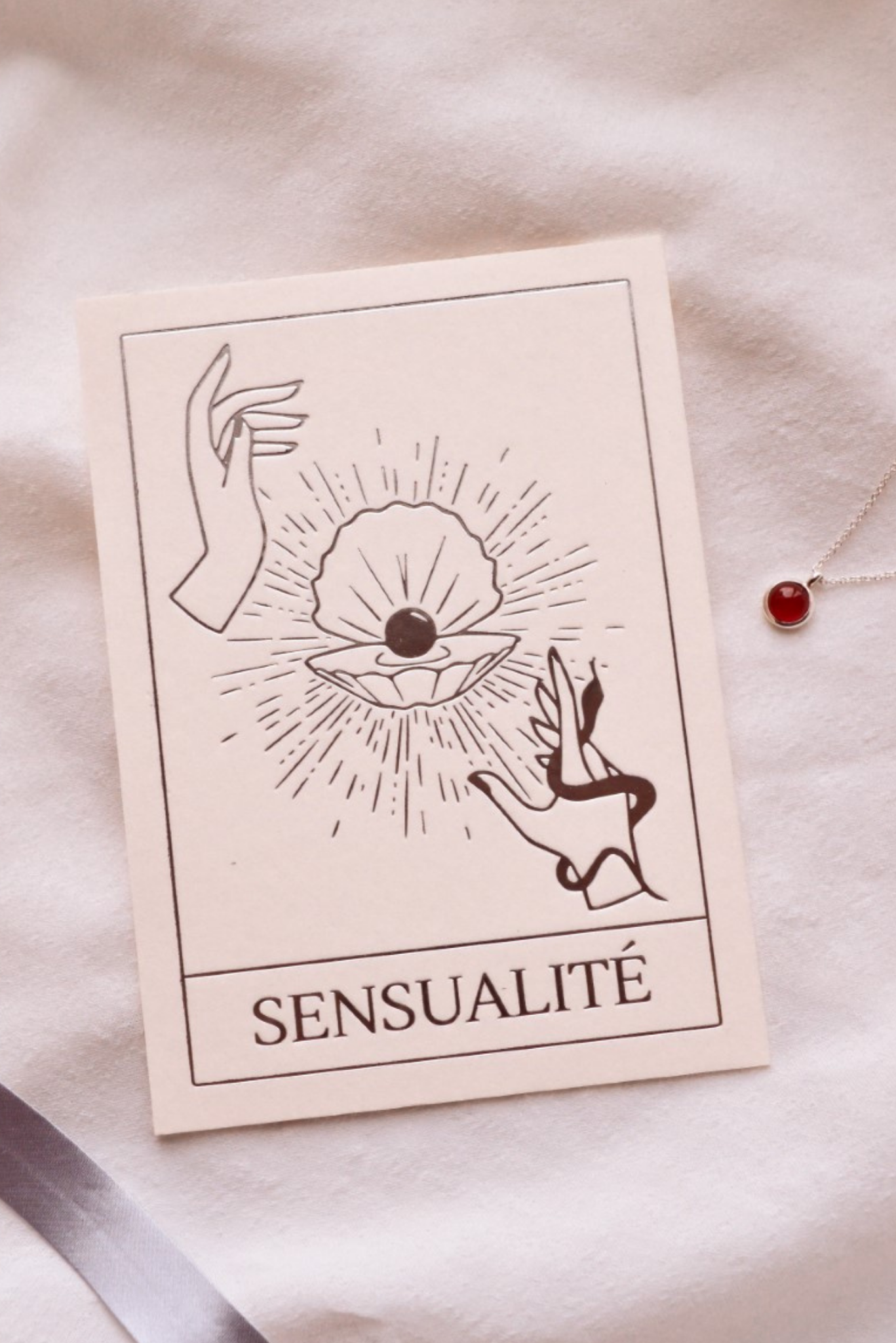L'ensemble Fais-les rougir ! - Jupe Blush Pêche, collier Cornaline et carte d'intention