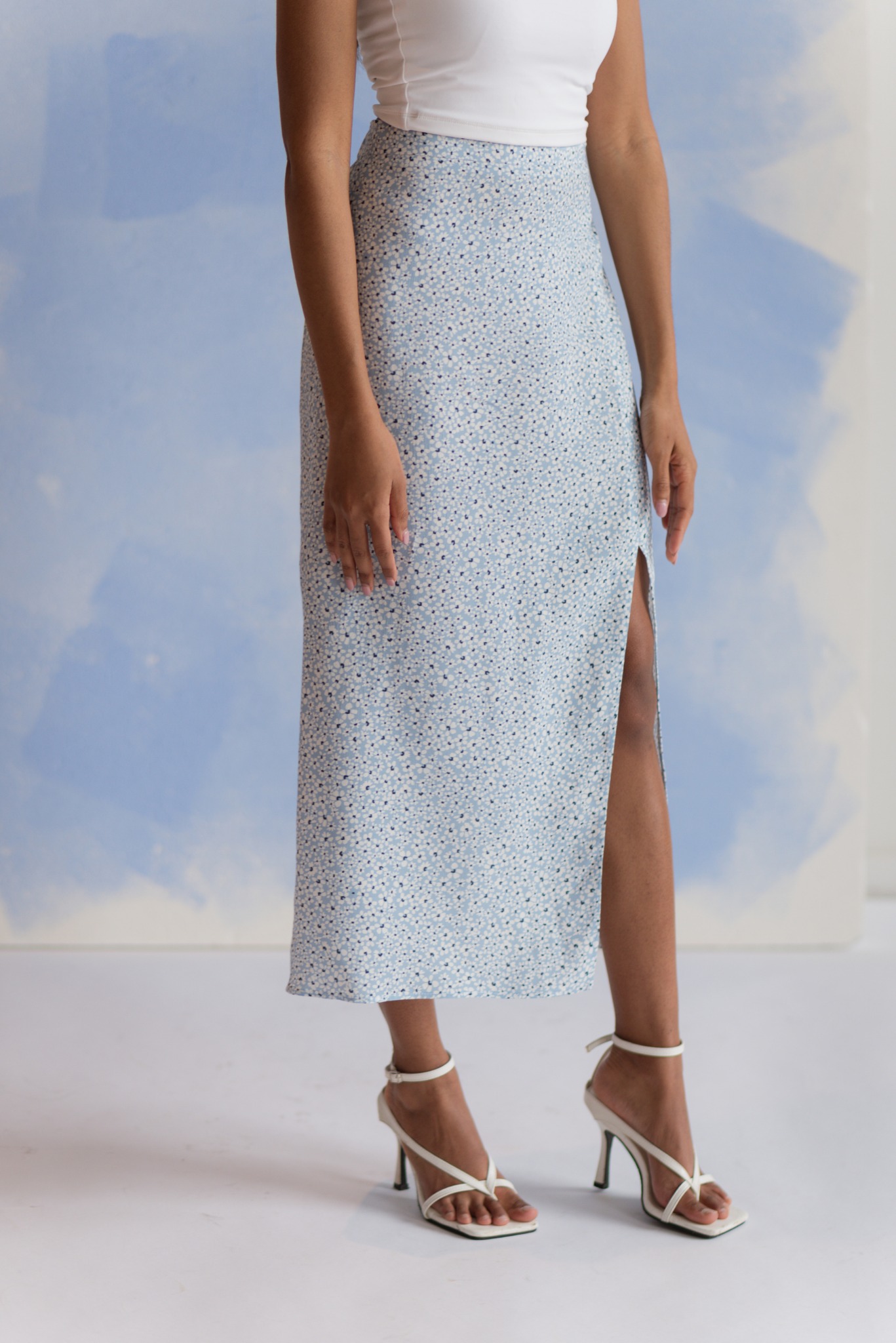 Blooming - Long blue floral skirt with slit