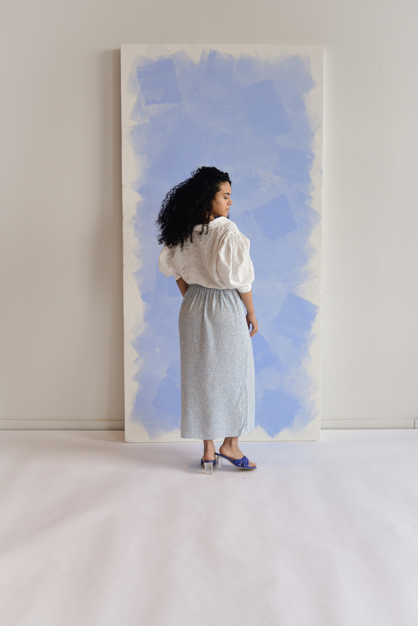 Blooming - Long blue floral skirt with slit