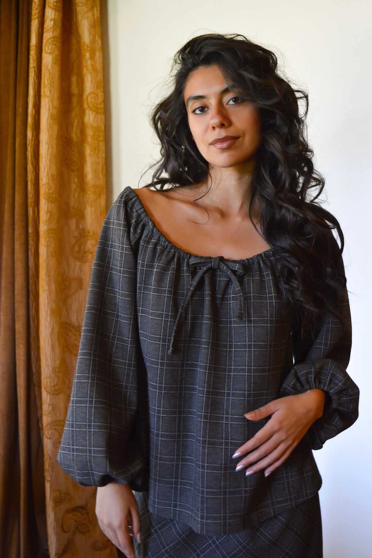 Aurelle - Blouse paysanne à carreaux bruns et noirs à manches ballons
