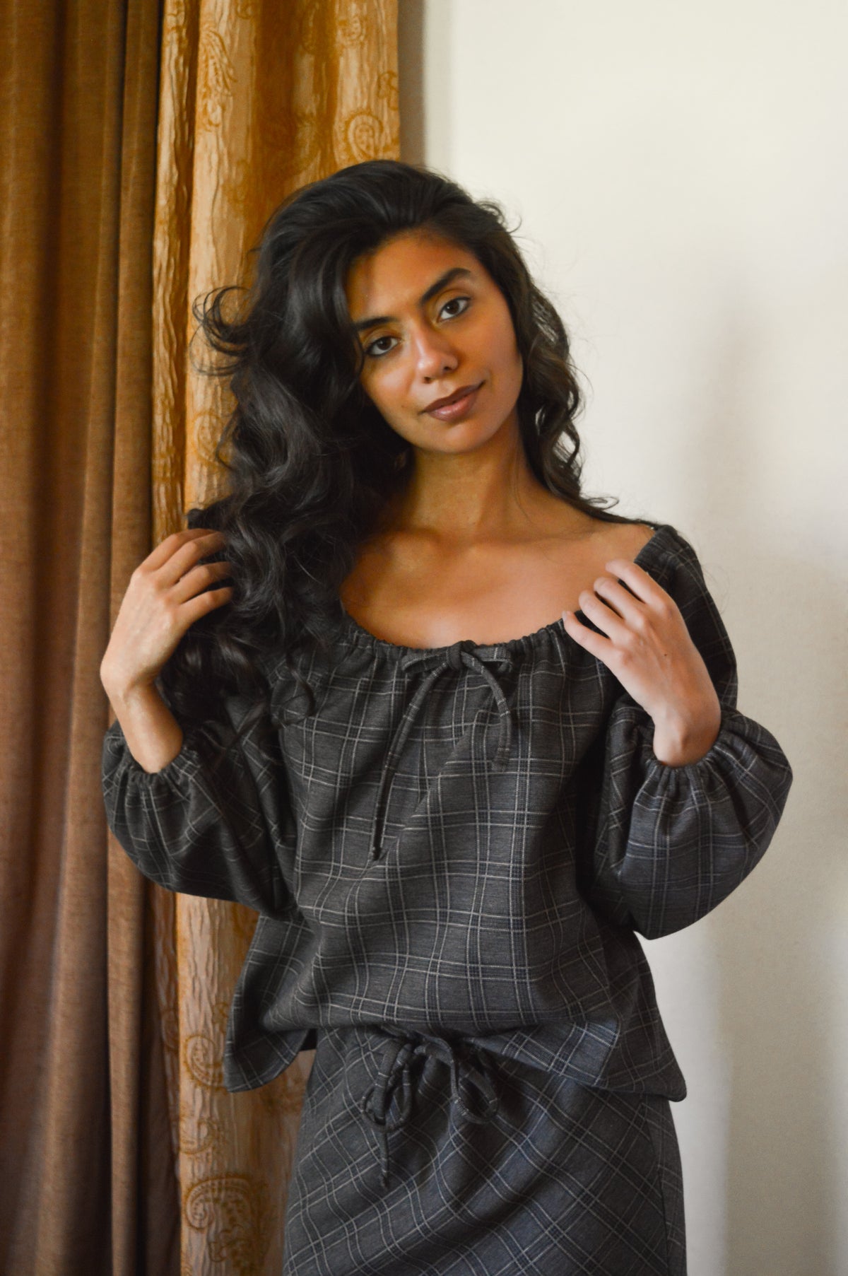 Aurelle - Blouse paysanne à carreaux bruns et noirs à manches ballons