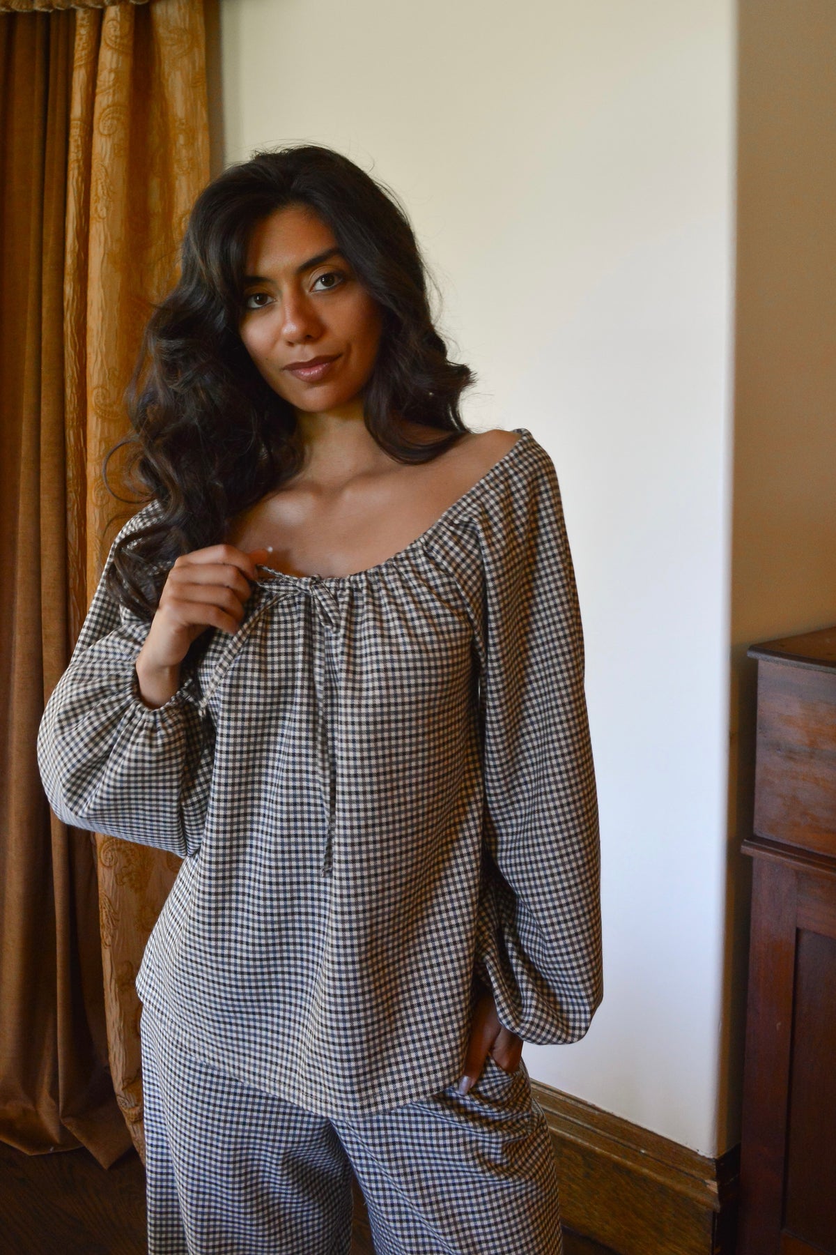 Aurelle - Blouse paysanne à carreaux ivoires, noirs, gris et bruns à manches ballons
