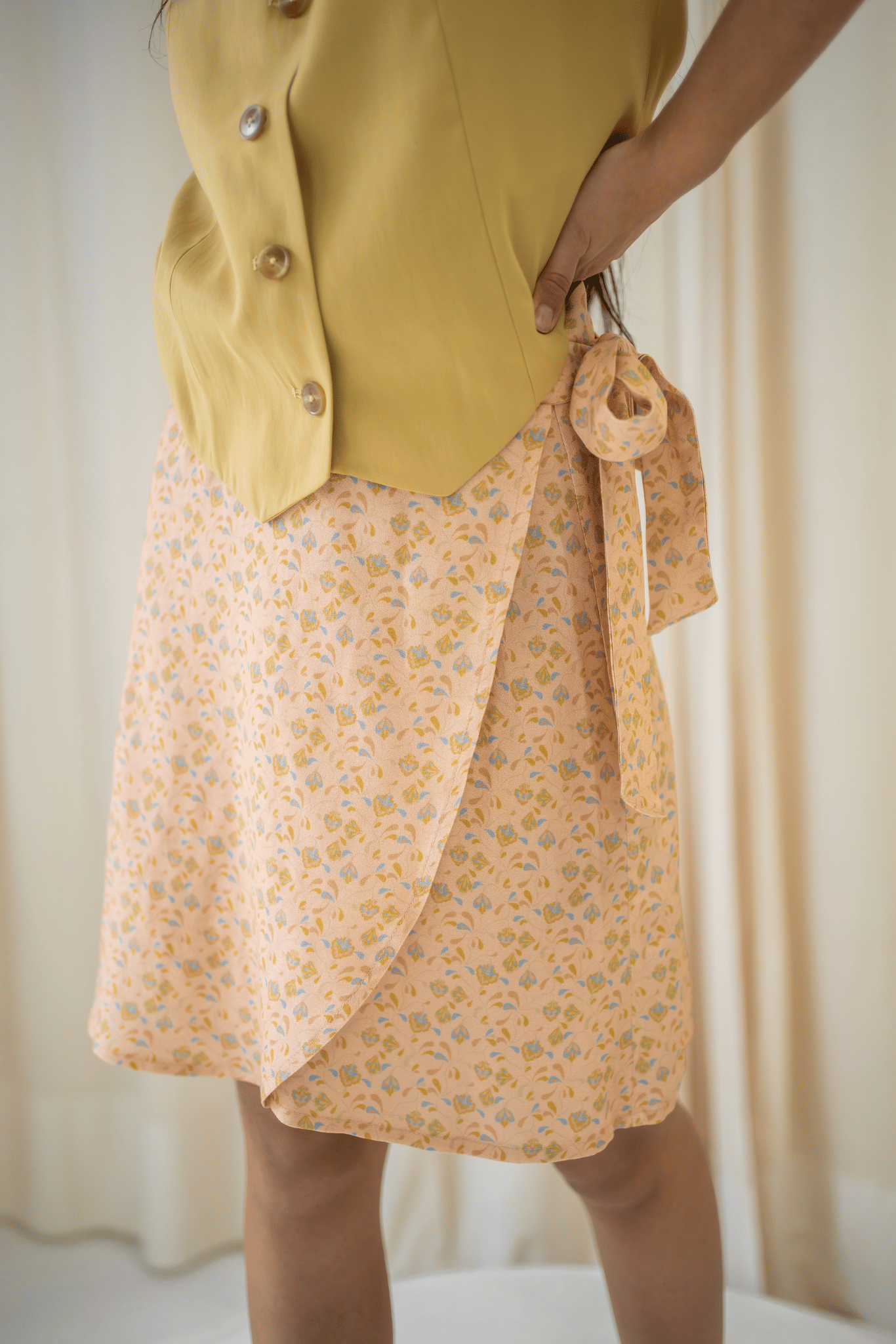 Héméra - Peach wrap skirt with yellow and blue flowers