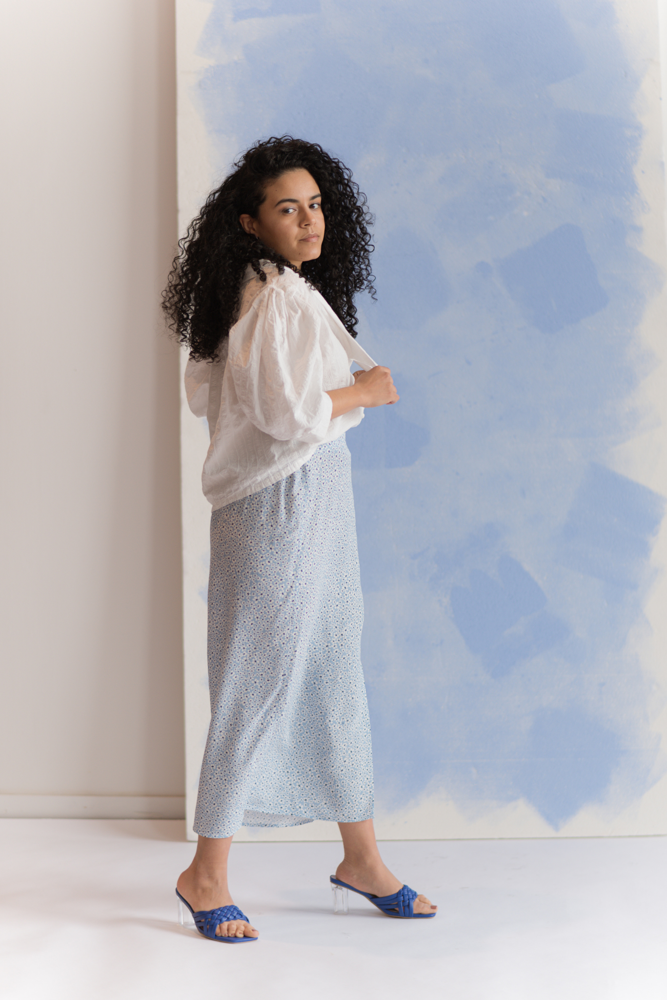 Blooming - Long blue floral skirt with slit