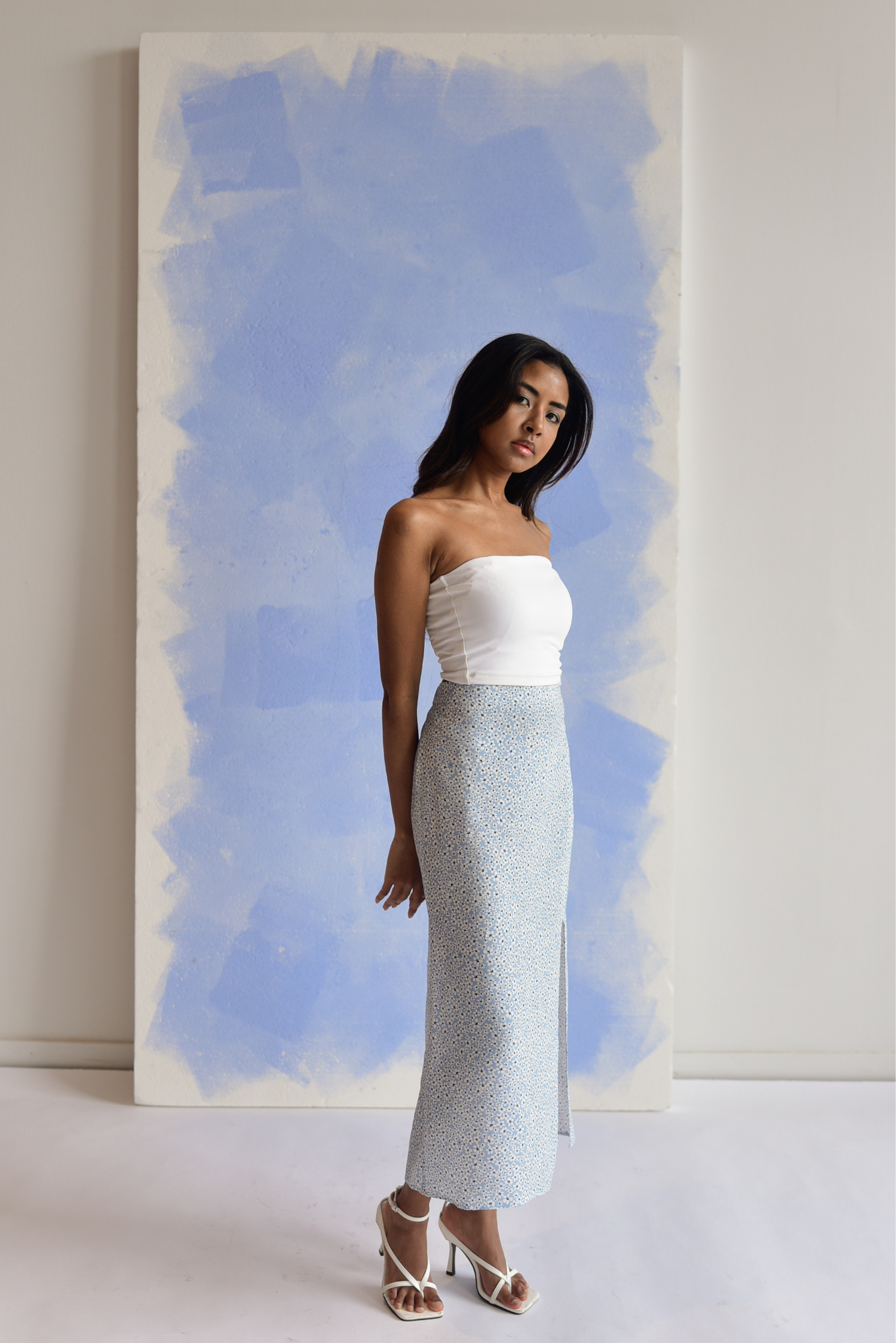 Blooming - Long blue floral skirt with slit